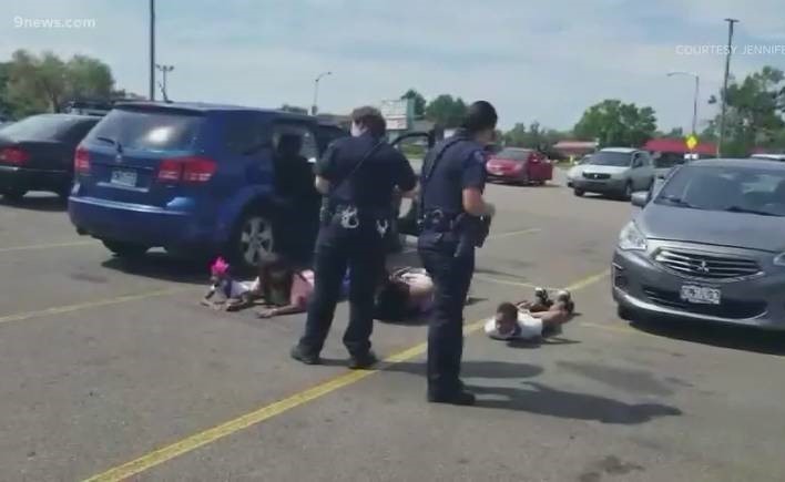 بالفيديو.. الشرطة الأميركية تقيّد عائلة من أصول أفريقية بينها اطفال وسط الطريق