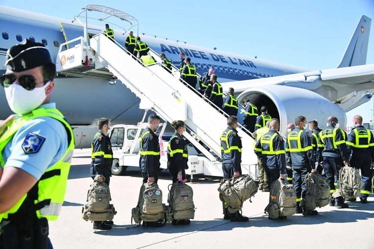  عناصر من الامن المدني الفرنسي يستقلون الطائرة ضمن خطة فرنسا لارسال خبراء انقاذ وعيادات متنقلة ومعدات طبية لمساعدة لبنان         (رويترز)