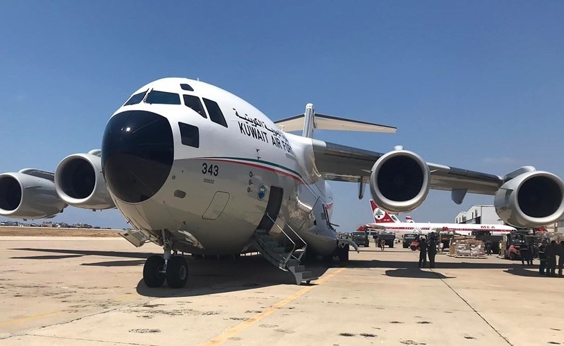 طائرة القوة الجوية الكويتية لدى نقلها شحنة المساعدات إلى لبنان