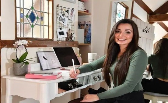 استغلت إغلاق كورونا.. شابة بريطانية تبتكر طريقة لكسب آلاف الجنيهات الإسترلينية ،،وهذا المبلغ تحصل عليه شهرياً