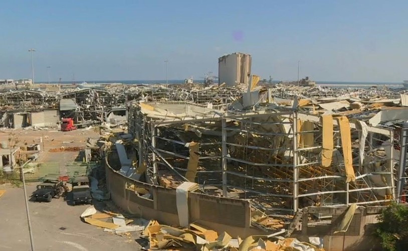 مشهد الدمار يطغى على مرفأ بيروت بعد ثلاثة أيام على الانفجار الهائل
