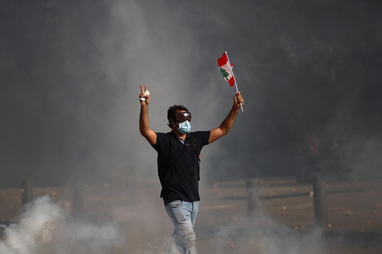 تلفزيون الـ«ام تي في» اللبناني: المتظاهرون اللبنانيون بعد اقتحام وزارة الخارجية: ستكون مقراً للثورة