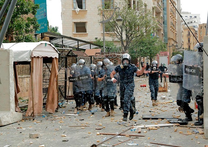 تلفزيون الـ«ام تي في» اللبناني: المتظاهرون اللبنانيون بعد اقتحام وزارة الخارجية: ستكون مقراً للثورة