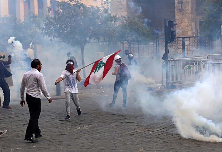 تلفزيون الـ«ام تي في» اللبناني: المتظاهرون اللبنانيون بعد اقتحام وزارة الخارجية: ستكون مقراً للثورة