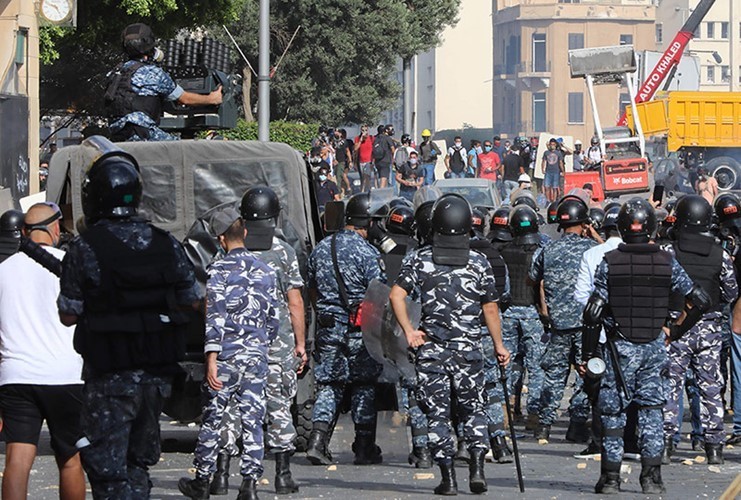 تلفزيون الـ«ام تي في» اللبناني: المتظاهرون اللبنانيون بعد اقتحام وزارة الخارجية: ستكون مقراً للثورة