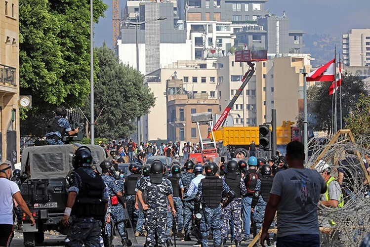 تلفزيون الـ«ام تي في» اللبناني: المتظاهرون اللبنانيون بعد اقتحام وزارة الخارجية: ستكون مقراً للثورة