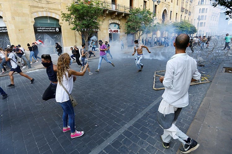 تلفزيون الـ«ام تي في» اللبناني: المتظاهرون اللبنانيون بعد اقتحام وزارة الخارجية: ستكون مقراً للثورة