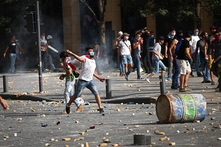 تلفزيون الـ«ام تي في» اللبناني: المتظاهرون اللبنانيون بعد اقتحام وزارة الخارجية: ستكون مقراً للثورة