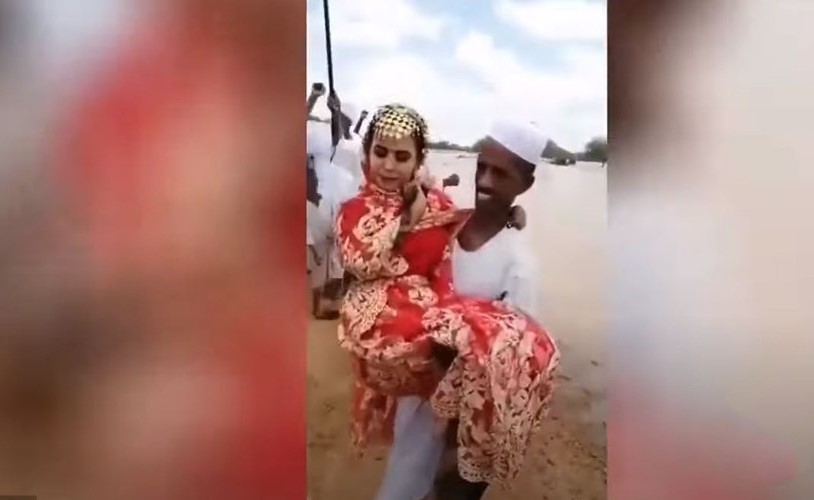 بالفيديو.. عريس سوداني يحمل عروسه فوق السيول