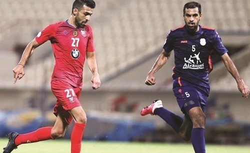 يعقوب الطراروة يتقدم بالكرة تحت أنظار حمد السعيد 	(المركز الإعلامي للكويت)