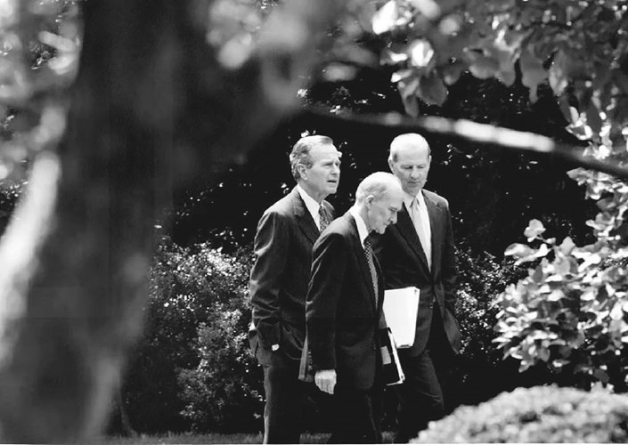 برنت سكوكروفت مع جورج بوش وجيمس بيكر عام 1991