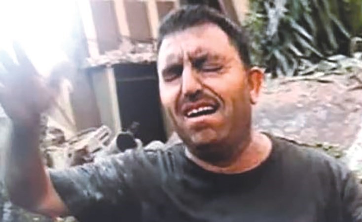 صورة من مقطع مصور للاب المنكوب احمد صطيف