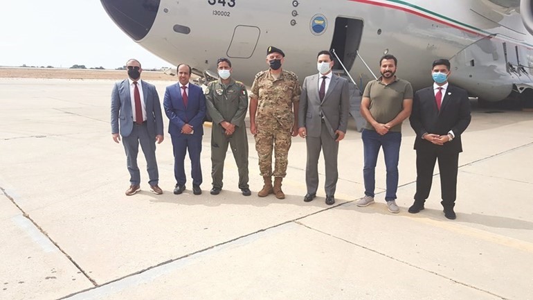 ممثلون عن السفارة الكويتية وقيادة الجيش اللبناني خلال تسلم المساعدات