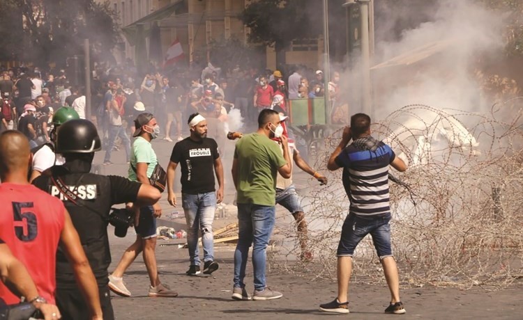 محتجون يرمون الحجارة باتجاه قوات الأمن وسط بيروت