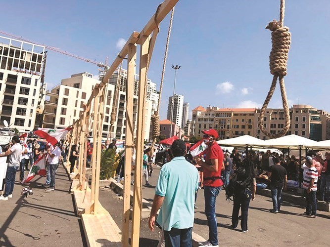 مشانق رمزية نصبها المحتجون في وسط بيروت