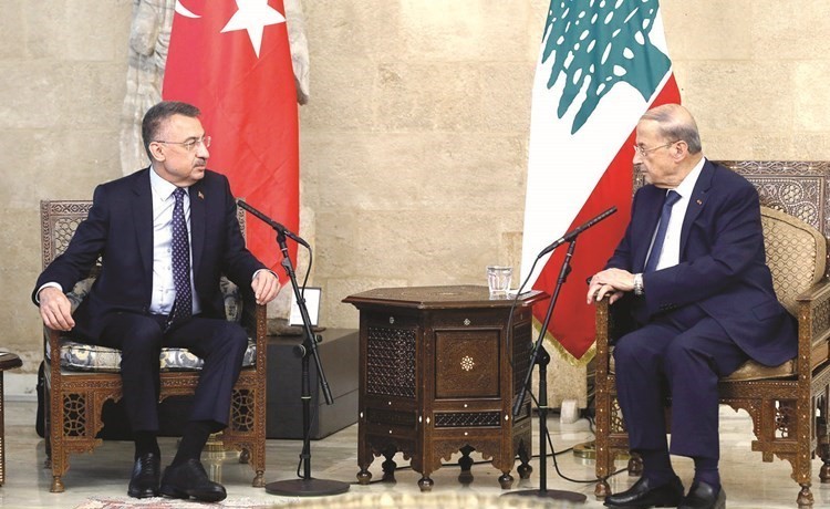 الرئيس اللبناني العماد ميشال عون مستقبلا نائب الرئيس التركي فؤاد أوكتاي للتضامن مع بيروت 	 (محمود الطويل)