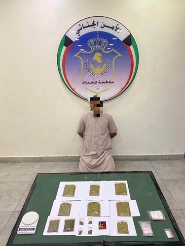 ضبط شخصين "بدون" لاتجارهما بخليط من المواد المخدرة وسلاح وذخيرة