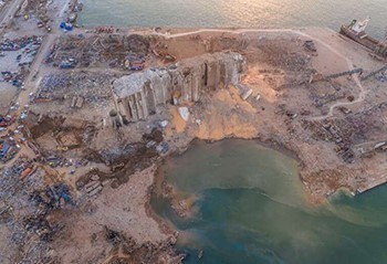 خبراء فرنسيون: انفجار مرفأ بيروت أحدث حفرة بعمق 43 متراً