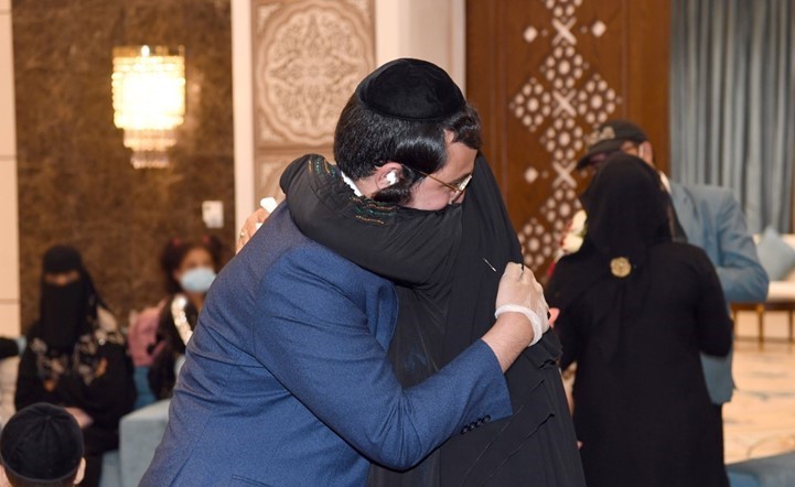 بالفيديو ..الإنسانية في أبهى صورها .. الإمارات تجمع شمل عائلة يمنية يهودية بعد فراق 15 عاما