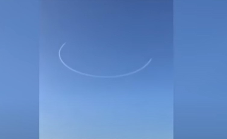 بالفيديو.. ظهور وجه ضاحك في سماء بريطانيا مع انطلاق المهرجان العالمي للمناطيد