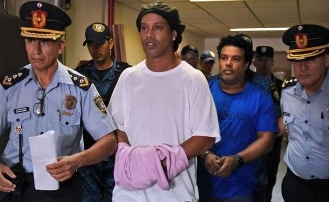 هل شاهد رونالدينيو صعود برشلونة أمام نابولي من تليفزيون 55 بوصة؟