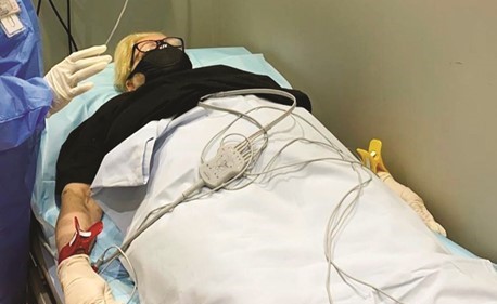 المطربة القديرة ليلى عبدالعزيز أثناء تلقيها العلاج في المستشفى