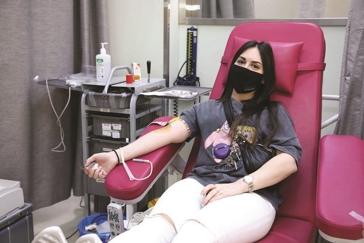 إحدى المشاركات في حملة التبرع بالدم	 (ريليش كومار)