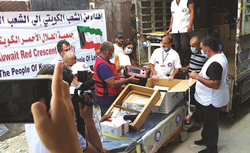 الهلال الأحمر الكويتي يسلم أجهزة طبية لمستشفيات متضررة في بيروت