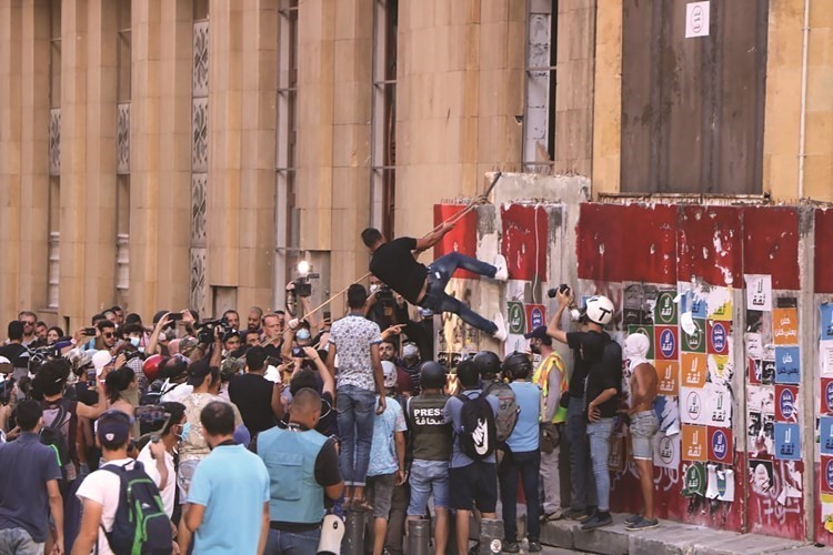 محتجون يحاولون ازالة الحواجز لاقتحام البرلمان اللبناني وسط بيروت	(محمود الطويل)