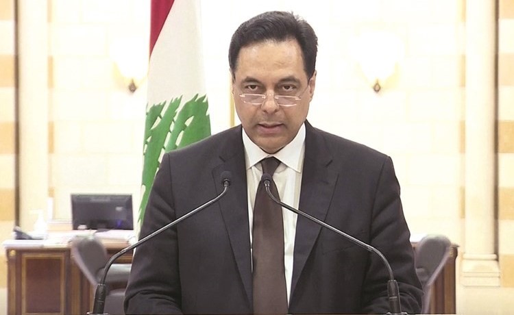حسان دياب يعلن من السراي استقالة حكومته