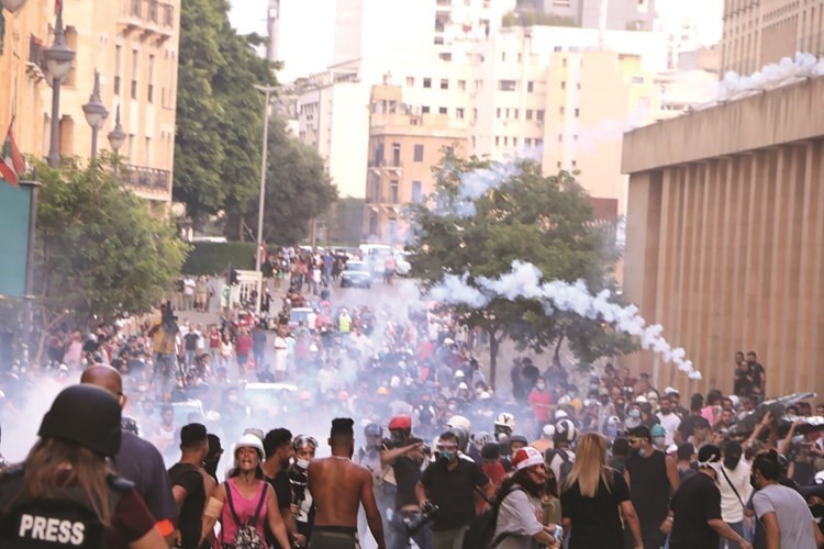 جانب من المواجهات بين المحتجين وقوات الأمن امس