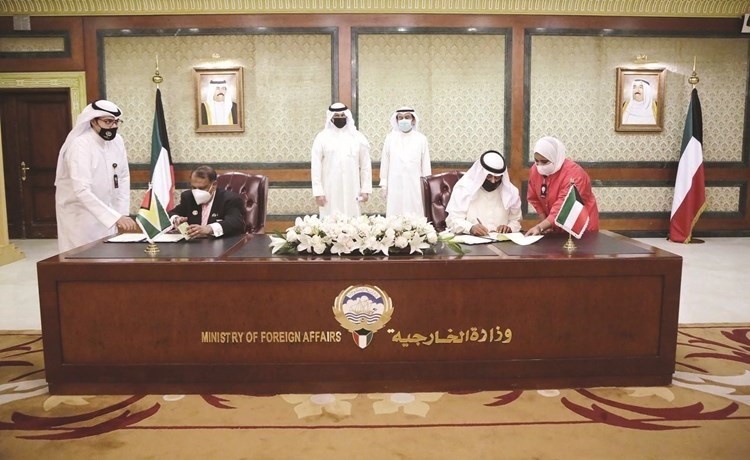 جانب من توقيع الاتفاقية بين الكويت وغايانا
