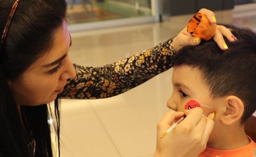 بالفيديو.. شابة عراقية من الهندسة إلى الرسم على وجوه الأطفال طلبا للرزق
