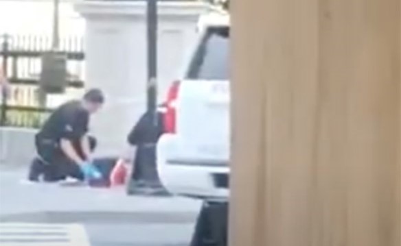 بالفيديو.. لحظة ضبط المشتبه فيه بحادث إطلاق نار يزامن مؤتمراً لــ"ترامب"