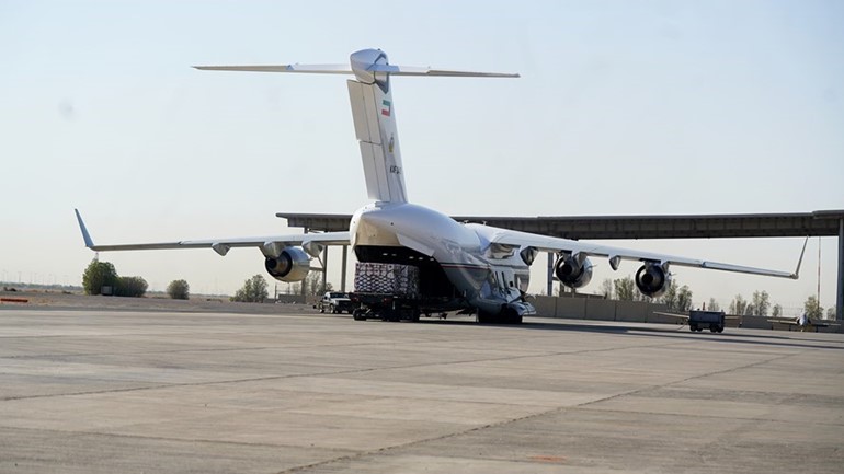 إحدى طائرتي القوة الجوية الكويتية محملة بالمساعدات