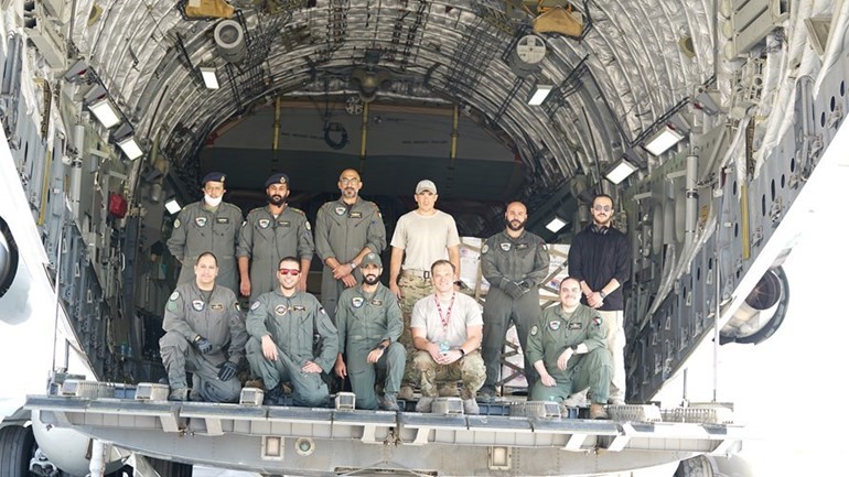 فريق القوة الجوية قبل مغادرة الطائرة إلى الجمهورية اللبنانية الشقيقة
