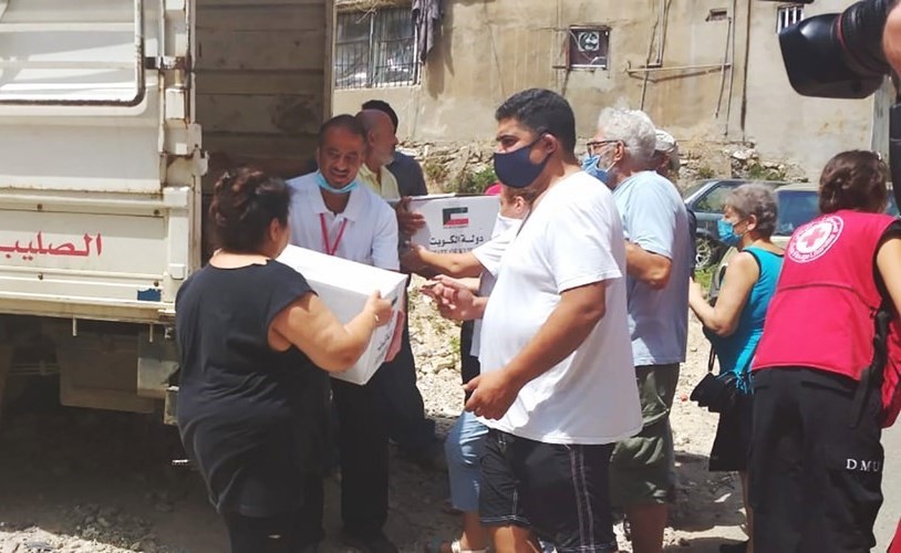 جانب من توزيع السلال الغذائية على الاسر المتضررة