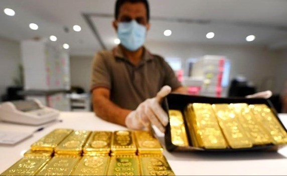 الذهب ينزل دون 1900 دولار مع صعود الدولار