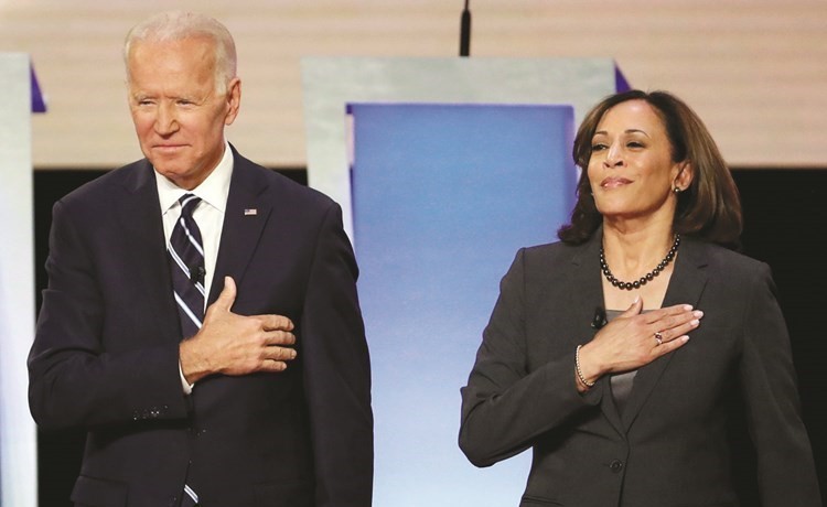 صورة ارشيفية للمرشح الديموقراطي جو بايدن ونائبته كامالا هاريس (رويترز)