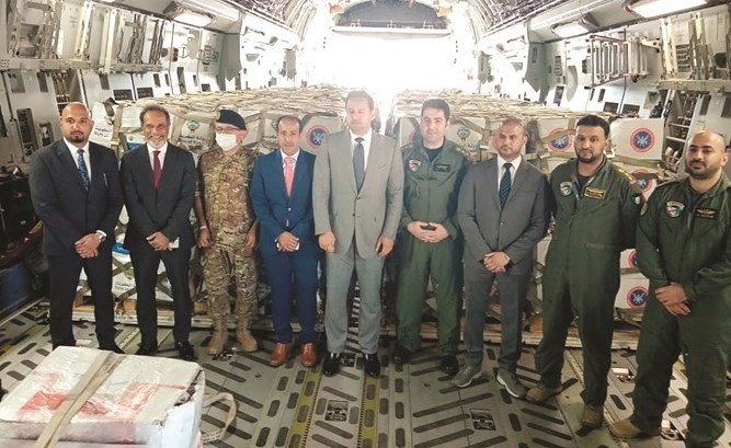 أركان سفارتنا في لبنان مع ممثل قائد الجيش اللبناني وقائد الطائرة لدى وصولها الى بيروت