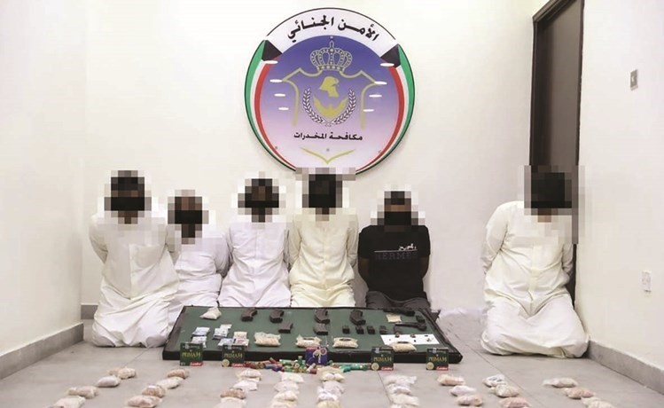 المتهمون وامامهم المضبوطات