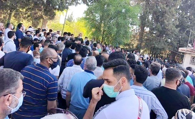 صورة تداولها ناشطون للازدحام في مركز الجلاء لاجراء المسحات الخاصة بكورونا في دمشق أمس