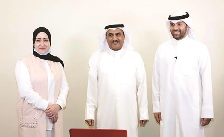 الوزير د.سعود الحربي مع العاملين في المنصة التعليمية