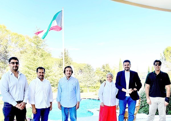 سفيرنا لدى روما عزام الصباح: التضحية والإيثار والثبات هو ما جبل عليه أهل الديرة خاصة في الأوقات العصيبة، وهذا ما ترجمه على ارض الواقع الكويتيون المتواجدون في روما على رأس عملهم منذ بداية أزمة كورونا وحتى الآن
