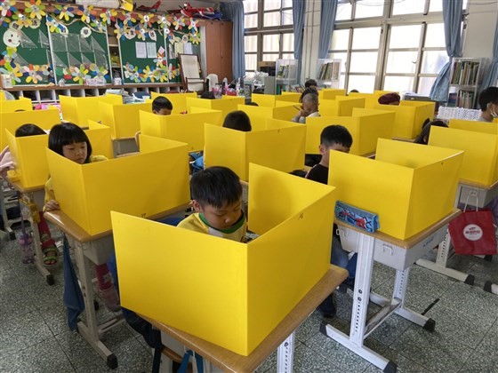 عدد التوائم الكبير يخلق أزمة في مدرسة أسكتلندية مع بدء الدراسة! 9 مجموعات منهم يثيرون مخاوف بسبب كورونا