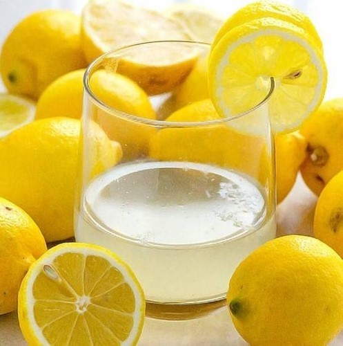 ماذا يحدث للجسم بعد شرب الماء الدافئ مع الليمون؟