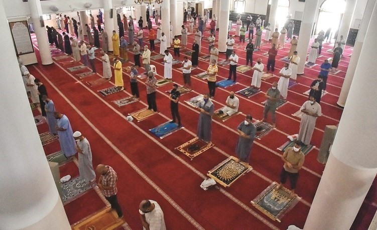 جزائريون يؤدون صلاة الظهر في مسجد الفاتح قرب العاصمة الجزائر مع تخفيف اجراءات الحجر بعد 5 اشهر(ا.ف.پ)