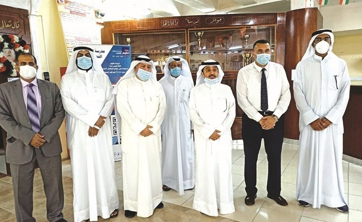 د.عبد المحسن الحويلة في صورة جماعية مع إدارة المدرسة