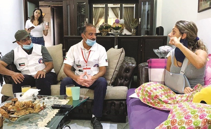د.مساعد العنزي وفريق الهلال الحمر خلال زيارة إحدى الأسر المتضررة في بيروت