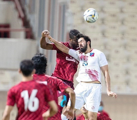 صراع هوائي على الكرة بين مدافع الكويت فهد حمود ولاعب النصر روبن ادو 	(موقع اتحاد كرة القدم)